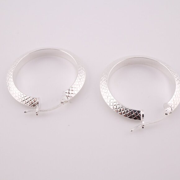 Elegant Women's Sterling Silver Textured Hoop Earrings w/ Hinged Snap Jewelry ** - Picture 8 of 9